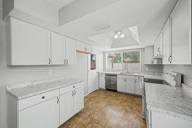 Building Photo - 3223 E Emerald Cir