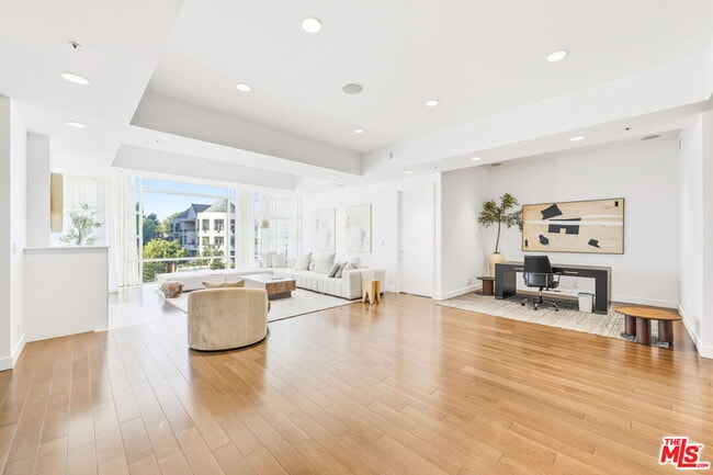 Building Photo - 10380 Wilshire Blvd