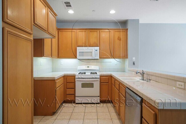 Building Photo - 3 Bed / 2.5 Bath Townhome | Open Layout + Modern Finishes