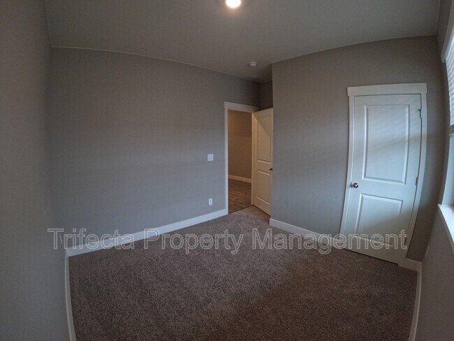 Building Photo - 1938 Raindrop Dr