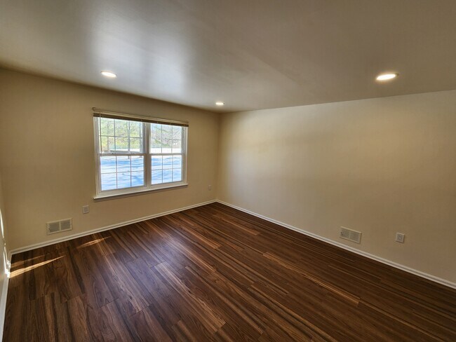 Building Photo - 33 Cypress Ct