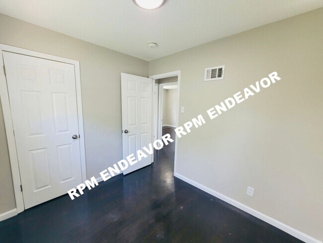 Building Photo - 3 Bed 1 Bath. Move in Ready!
