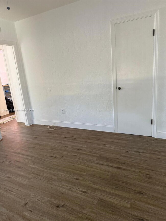 Building Photo - 1432 NE 163rd St