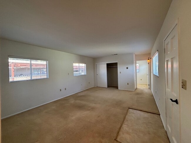 Building Photo - Beautiful 4 Bedroom 2.5 Bathroom SFR