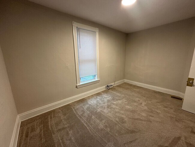 Building Photo - MADISONVILLE - Old world charm 4+ bed 2 ba...