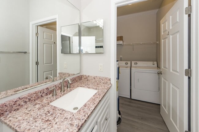 Building Photo - 1 Bedroom 1 Bath Condo in Southampton Pointe - Mt. Pleasant