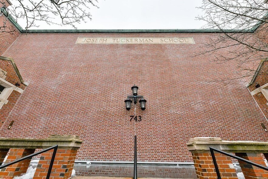 Building Photo - 743 E 4th St