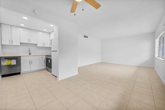 Building Photo - 4165 SW 67th Ave