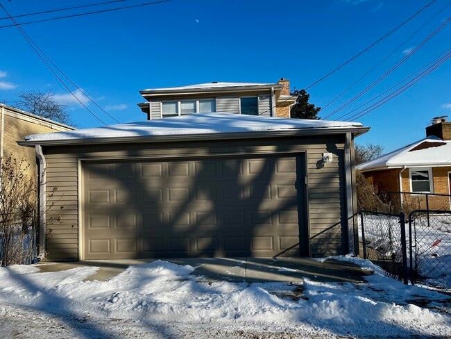 Building Photo - 6522 Spaulding Ave