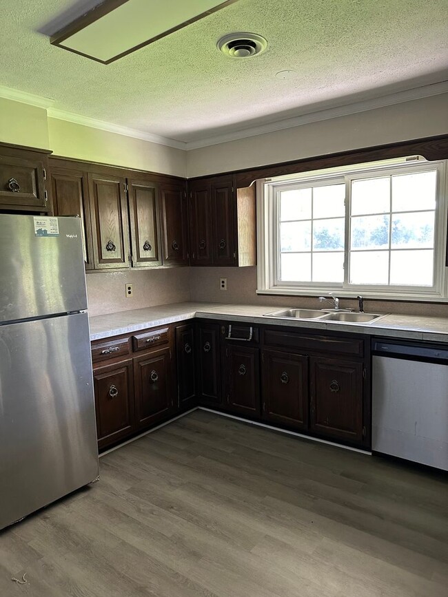 Building Photo - 985 Pineland Ave
