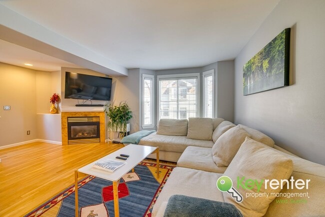 Building Photo - Beautifully Renovated 3 Bed Townhome in Prime North Seattle Location