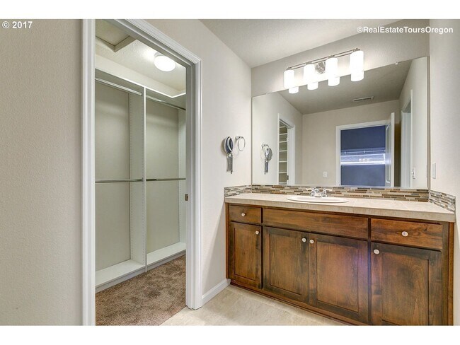 Building Photo - Great 3 Bedroom 2.5 Bathroom Townhouse End Unit!  2 Car Garage  + Washer & Dryer! Near Nike, Inte...