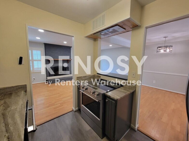 Building Photo - 914 Wildwood Square Ct
