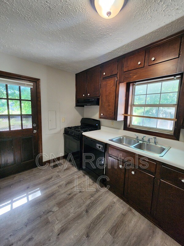 Building Photo - 104 E Acres Dr SE