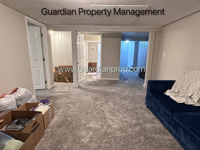 Building Photo - St Louis Park Single Family Home, Fenced In yard, Washer/Dryer, Fenced 1 Car Garage