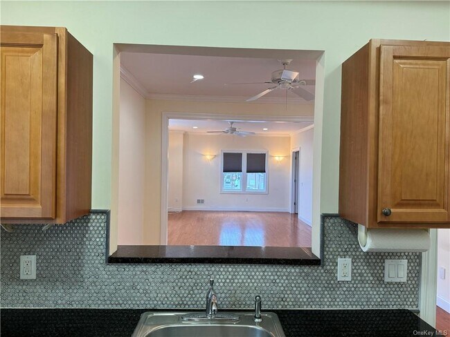 Building Photo - 400 Main St