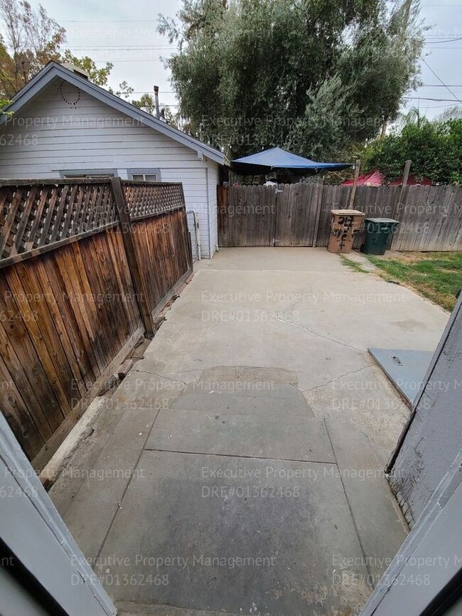 Building Photo - 3 bedroom/ 2 bathroom house located in East Bakersfield near a hospital and an elementary school.
