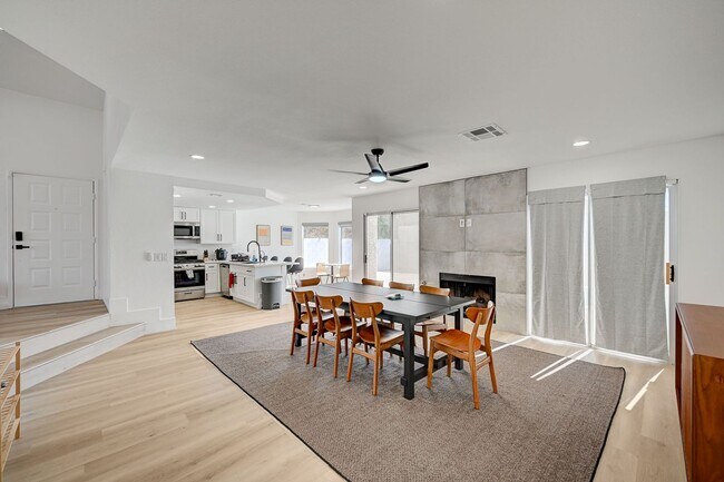 Building Photo - Furnished 4 bedroom home in the Lakes!