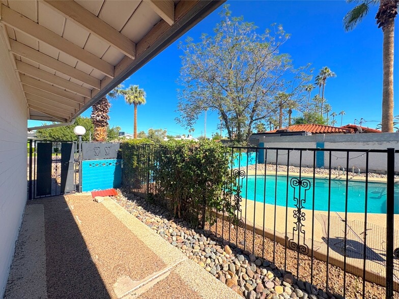 Building Photo - 2711 E Glenrosa Ave