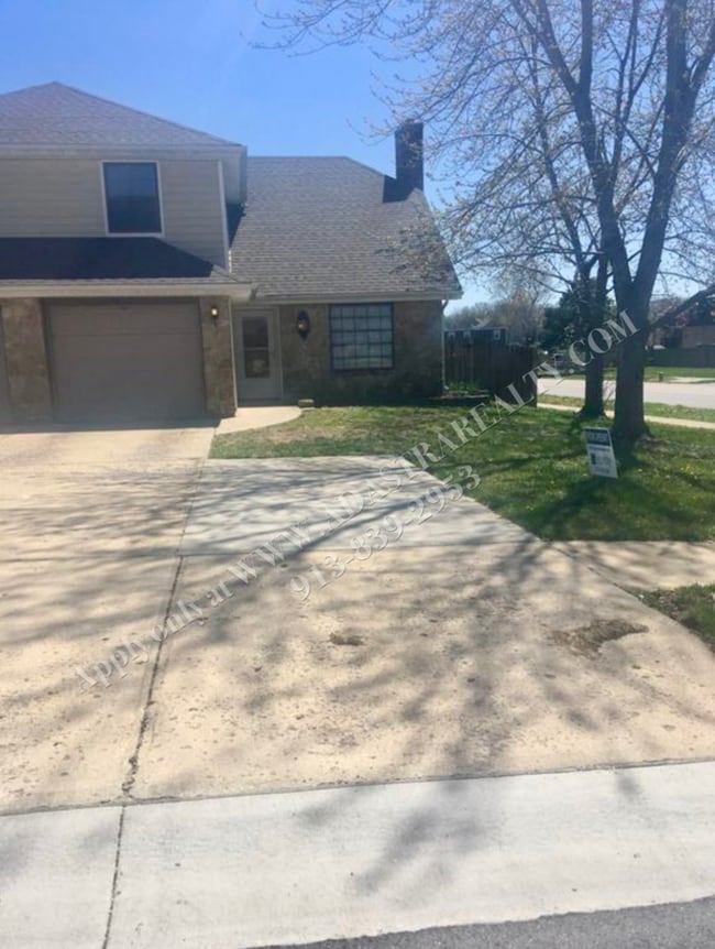 Building Photo - Beautiful 3 Bedroom Duplex in Olathe-Avail...