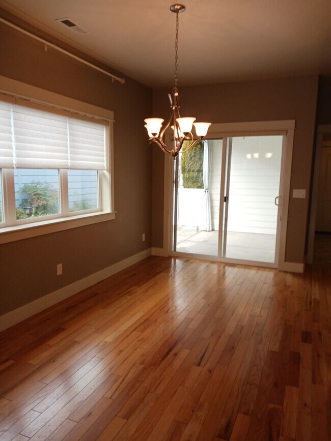 Building Photo - Charming 2 Bedroom, 2 Bathroom Cottage in Central Point