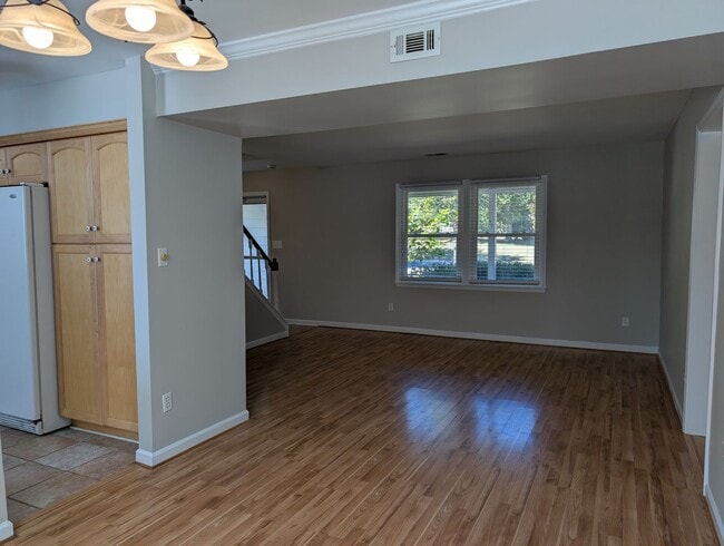 Building Photo - Cozy 2 story, 5 bedroom, 3.5 bathroom hous...