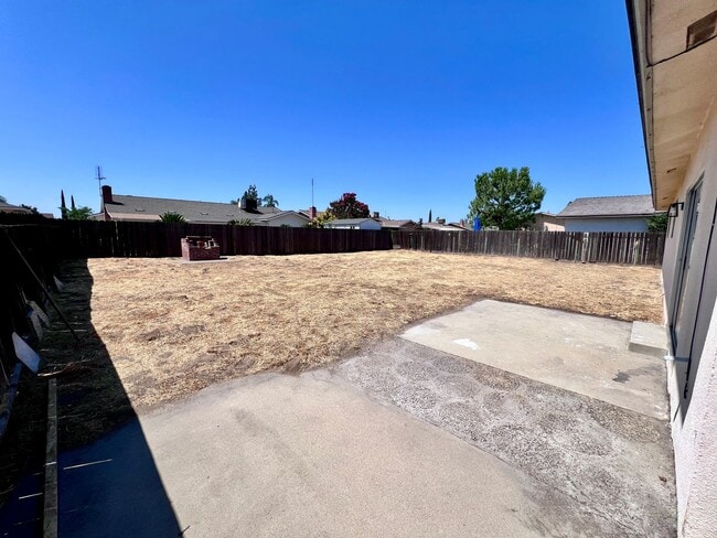 Building Photo - $2,395 Gettysburg & Minnewawa, 3 Bedroom 2...