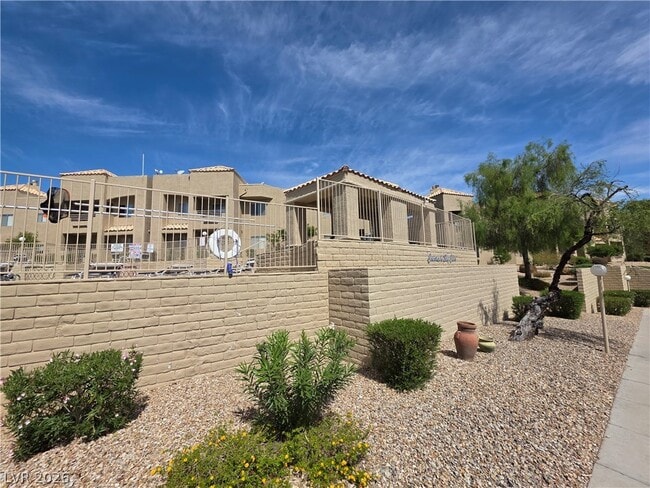 Building Photo - 2200 Highpointe Dr