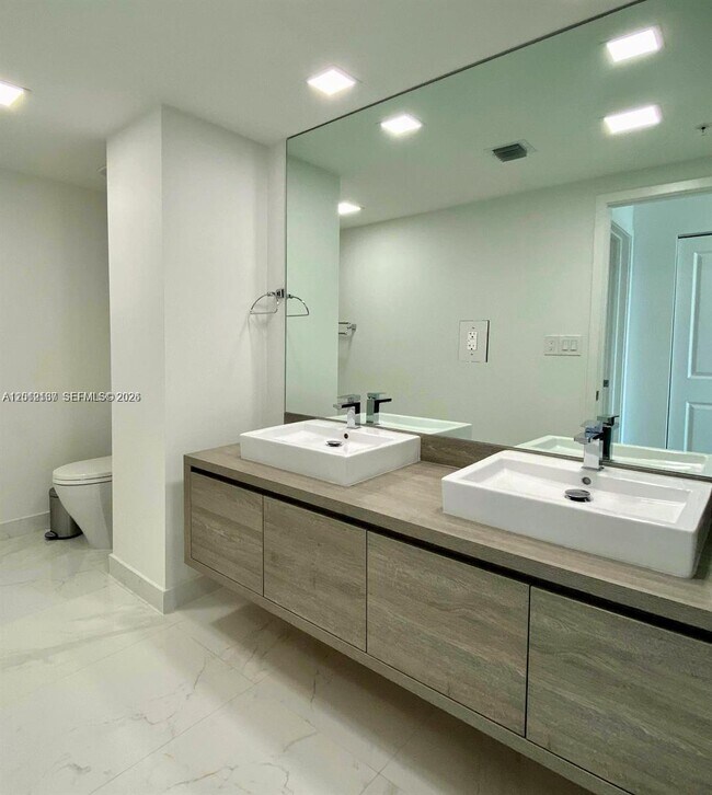 Building Photo - 400 Sunny Isles Blvd