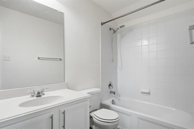 Building Photo - 15636 Gatehouse Dr