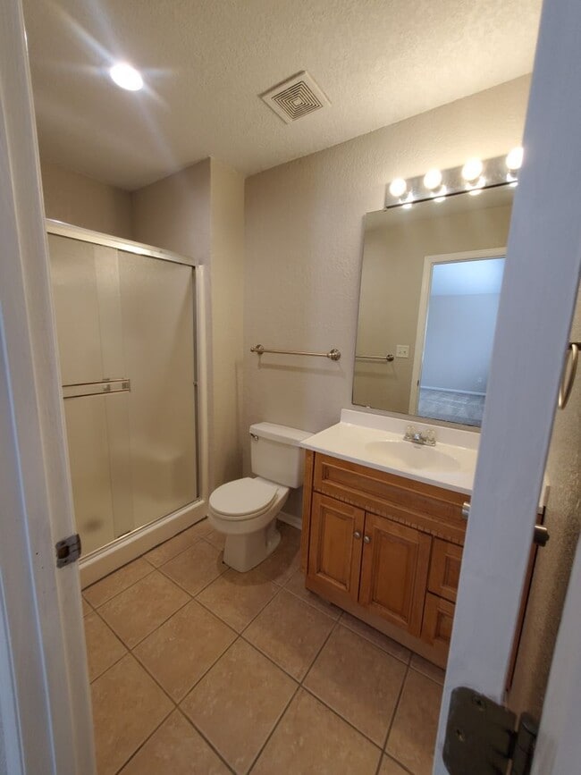 Building Photo - 3 bedroom, 2.5 bath 2 car garage Townhouse