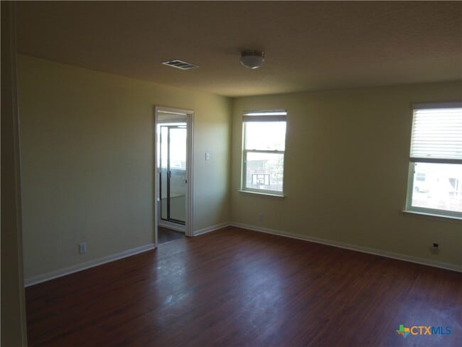 Building Photo - 753 Great Oaks Dr