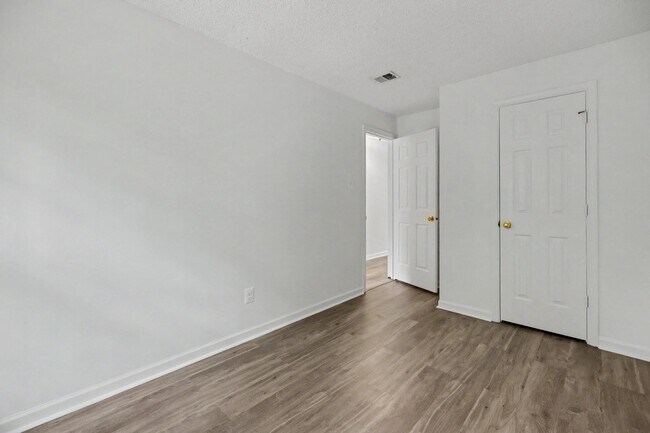 Building Photo - 12102 Green Leaf Ct