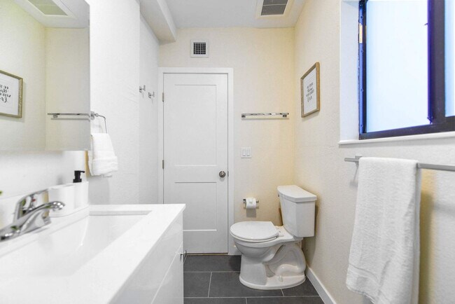 Building Photo - 700 SW 11th Ave