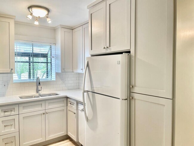 Building Photo - 1311 Antoine Dr