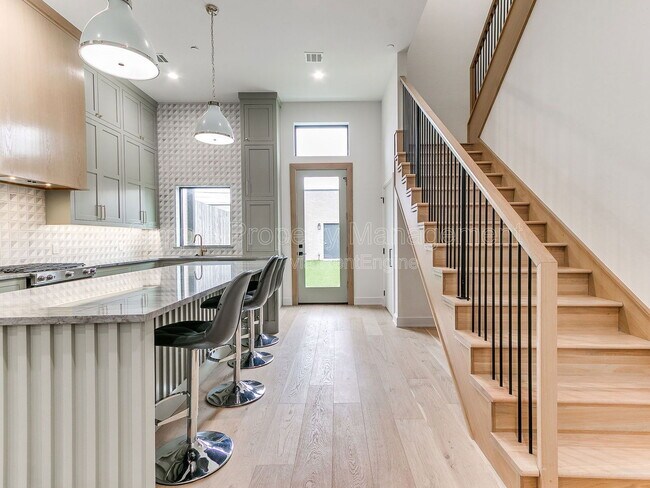 Building Photo - 821 NW 8th St