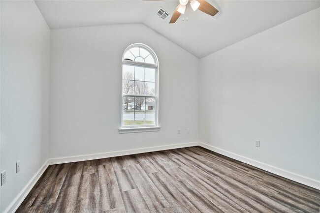 Building Photo - 902 SW Hopi Cir