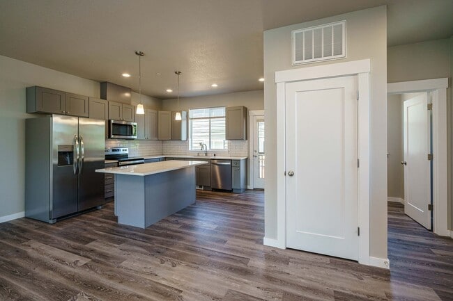 Building Photo - Move In Ready 3 Bedroom 2.5 Bathroom - Convenient Camas Location