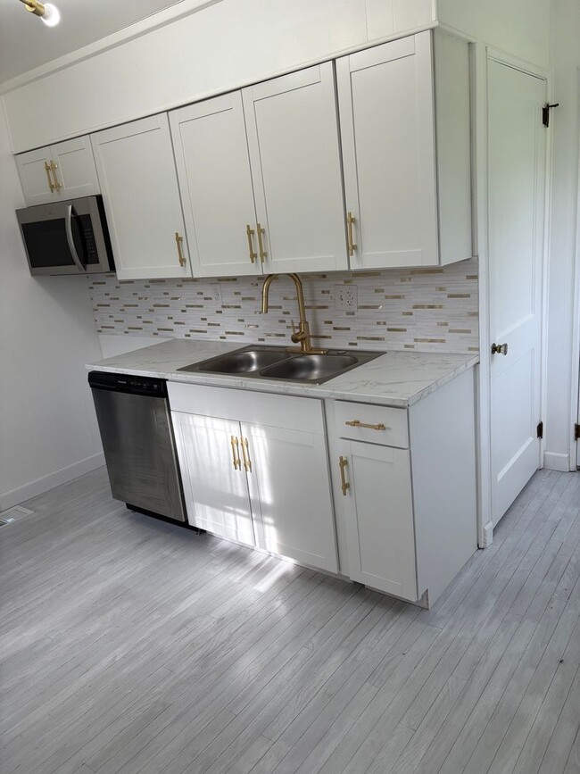 Building Photo - Two Bedroom House