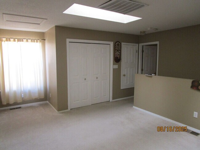 Building Photo - NW 3BR 2 1/2B 1605SF