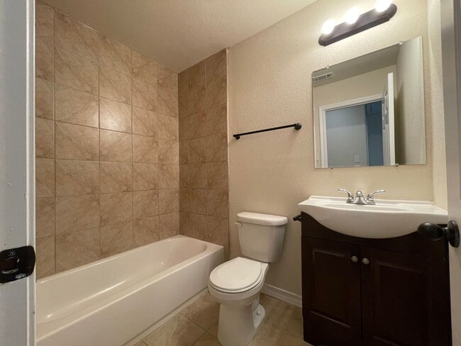 Building Photo - Town home for rent