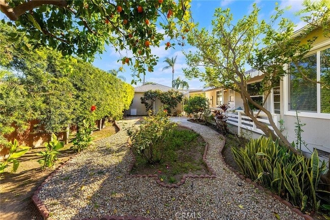 Building Photo - 1505 N Rosewood Ave