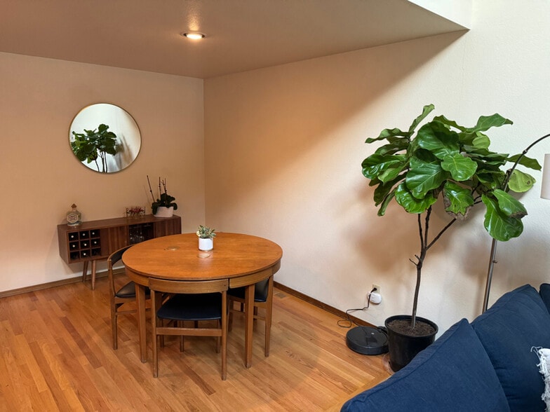 Building Photo - 550 Weaver Ave