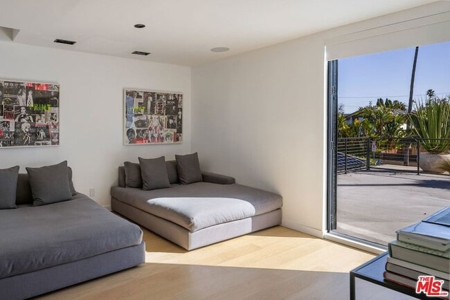 Building Photo - 913 Milwood Ave