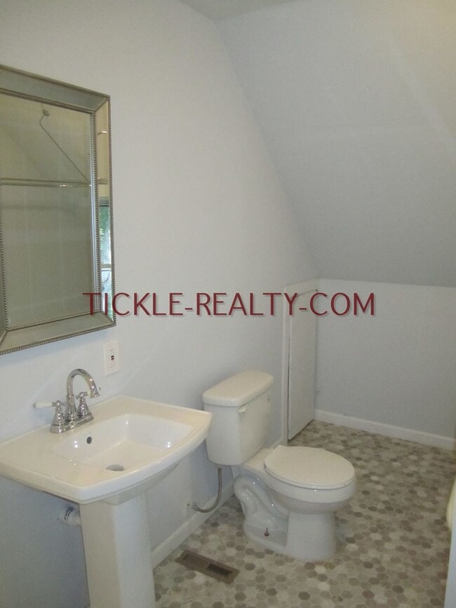 Building Photo - 3 Bedroom Single Family House