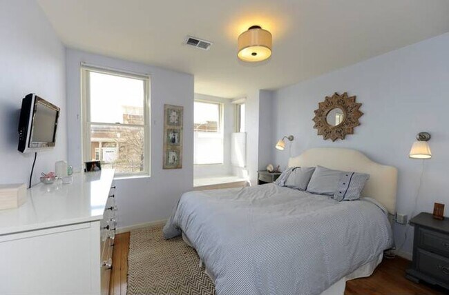 Building Photo - 1012 7th St SE