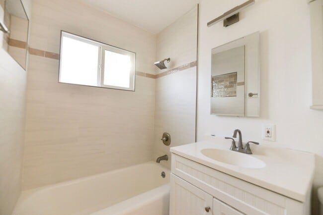 Building Photo - 810 Buena Vista