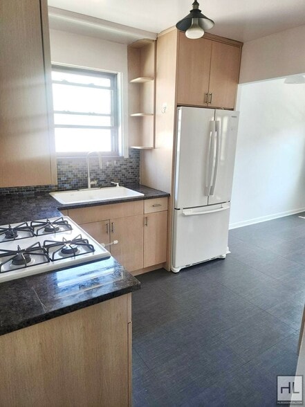 Building Photo - 44 STREET