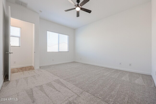 Building Photo - 7702 W Jackrabbit Ln