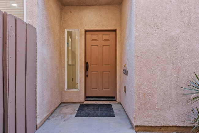 Building Photo - 9447 Hendrix Ln